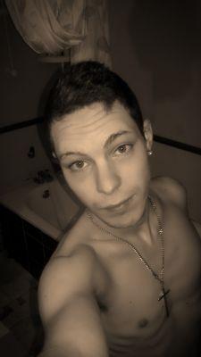 Giovanny 18 ans le 24 décembre :P et je suis news :)  snapchats: giovanny.h  et Facebook : Giovanny abonne toi :) kiss tous le monde :*