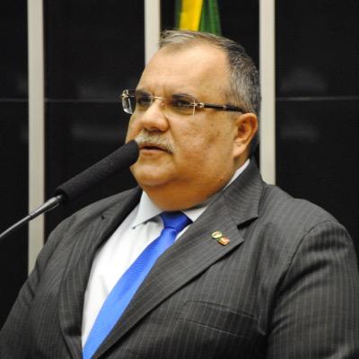 Casado, pai de 4 filhos, Bacharel em Direito, Presidente Estadual do PSD na Paraíba, Deputado Federal e Quarto Secretário da Câmara dos Deputados.