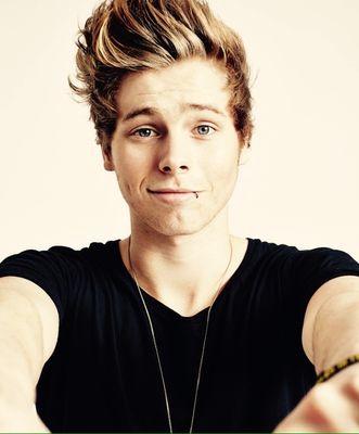 When I close my eyes and try to sleep I fall apart and find it hard to breathe. 5sos ❤