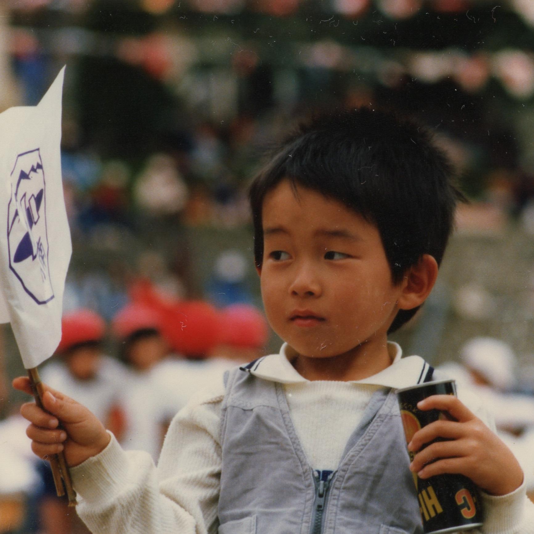 本好き。子ども好き。家事します。詩を書くことあります。元・文学サークル部員。現・福祉職（障碍）。写真は5歳の私。