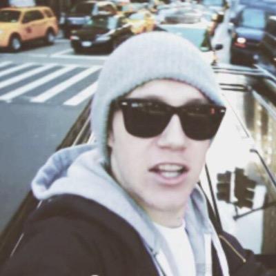 hi please follow @vaniallachai bc she gave you this free follow :)