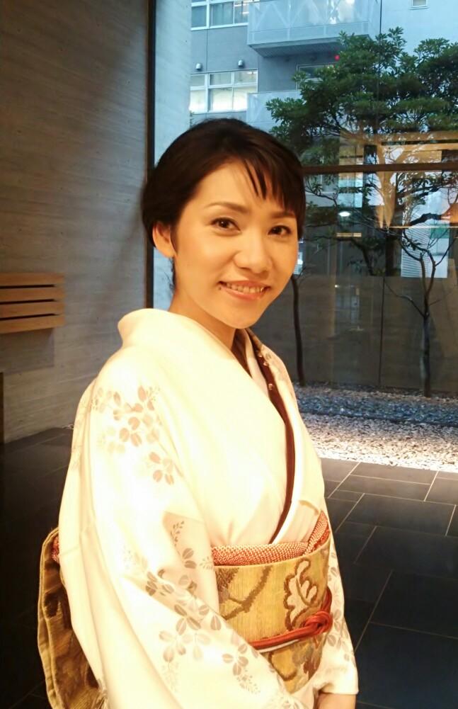 将棋の女流棋士です。2013年4月から2015年6月まで女流棋士会会長を務めさせていただきました。これからも女流棋界が盛り上がるようにご声援宜しくお願いします！