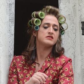 Sou um vulcão em erupção, Sou delicada, agressiva, sincera demais, honesta, Sou a Diva da sociedade, Sou a mamii poderosa da sua vida..