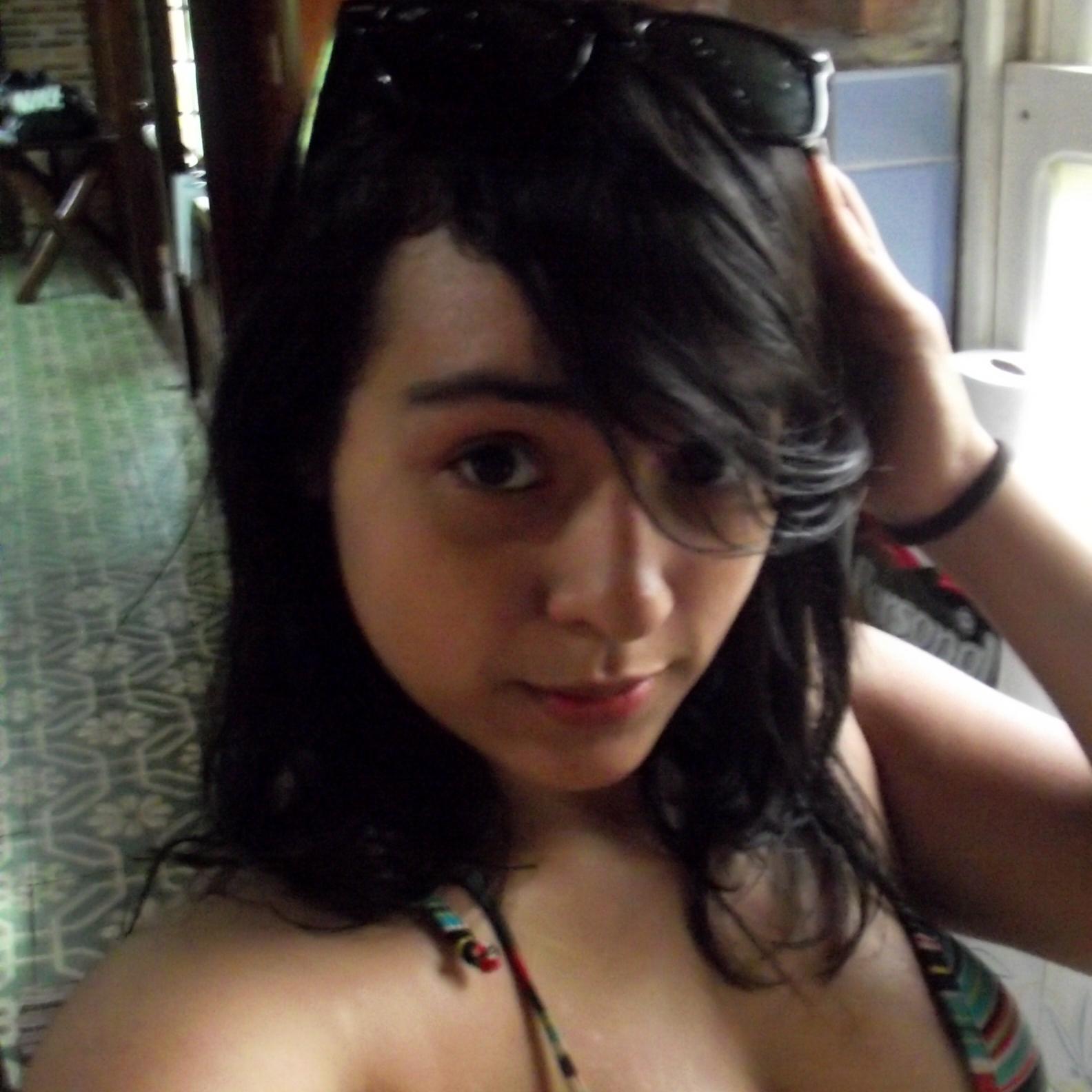 ♥Sobre mim? Cada um tem sua opinião.    
Mais afinal quem sou eu?
Sou a pekenãa menina, a ciumenta, a brincalhona, a estressada,a divertida, e a amorosa♥
