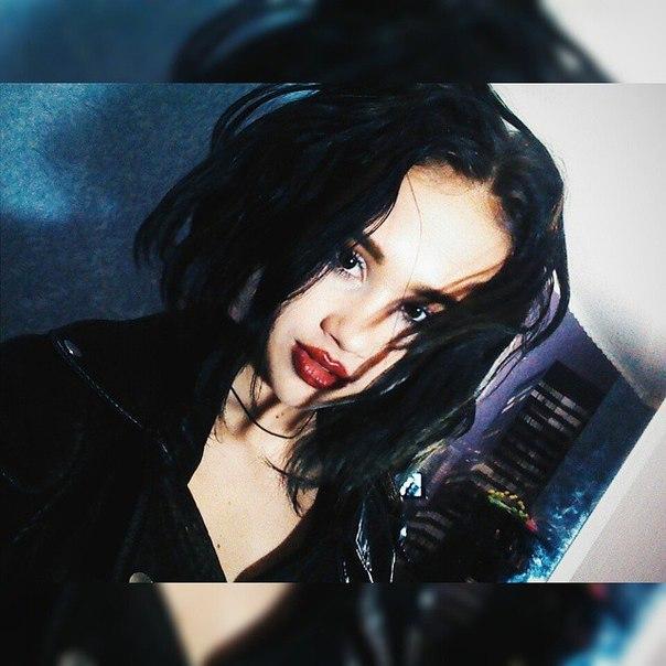 A half-japanese model elf creature from Osaka. ⭐️ Live in Brooklyn ✌️ ⭐️Instagram – @SineadMashushe ⭐️19 years old⭐️