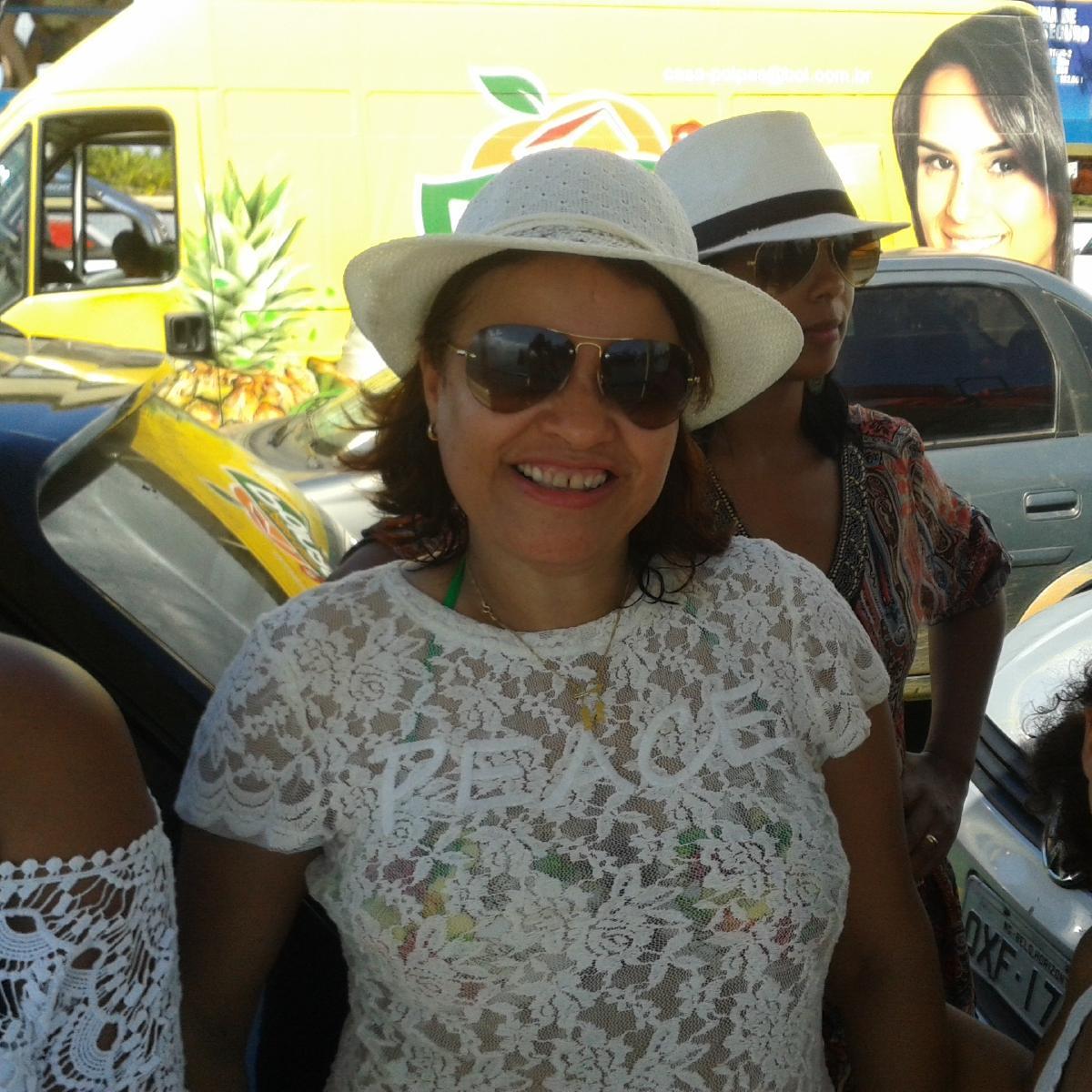 lesliesagramor's profile picture. Até onde posso, vou deixando o melhor de mim...
Se alguém  não  viu, é porque nao me sentiu com o coração.