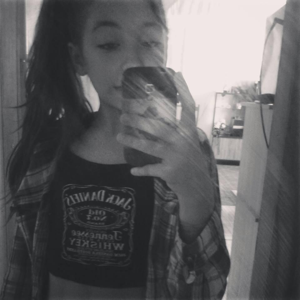 Tenho o grupo perfeito: 1 anã rodada, 1 maconheira, 1 lesba, 1 ex gorda, 6 gays e uma gorda || FC: @ollgostosa_