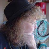 A conservative Christian. Textile artist.  Book worm,  Country Cottage Chic,  Antiques, Vintage, Folkart, History, Quilts, and childhood memories.
