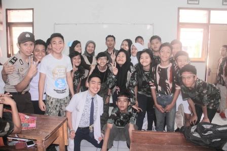 kelasku iki kelas istimewa ndek kelasku gak mbedakno konco yo tetep akur ketua kelase sekar peni wali kelasku bu yuyun yuniarti
◄|rinio ayo sinau|►