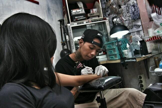 Tattoo Artist| skINKustom Tattoo studio| Rapper @bloccalito782 , instagram: @raveerhodestra782 | custom lettering | HP::  088806053580