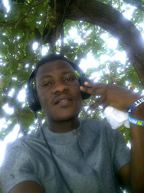 Am cool easy goin guy!!!!lyk mEeting peOpLe.....lyk chatTn ReAdN n MST of T aLl am a Xtain