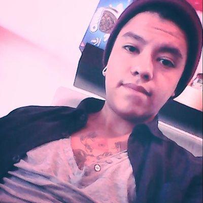 A_brahamm's profile picture. Cada día las emociones aumentan, tú solo me miras sin hablar.