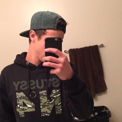follow this fanboy @Horansguitar_x He will follow back promise:) dms to 5/4 5/5 6/6 5/5 12/12 Ariana Grande JB dm him for anything!