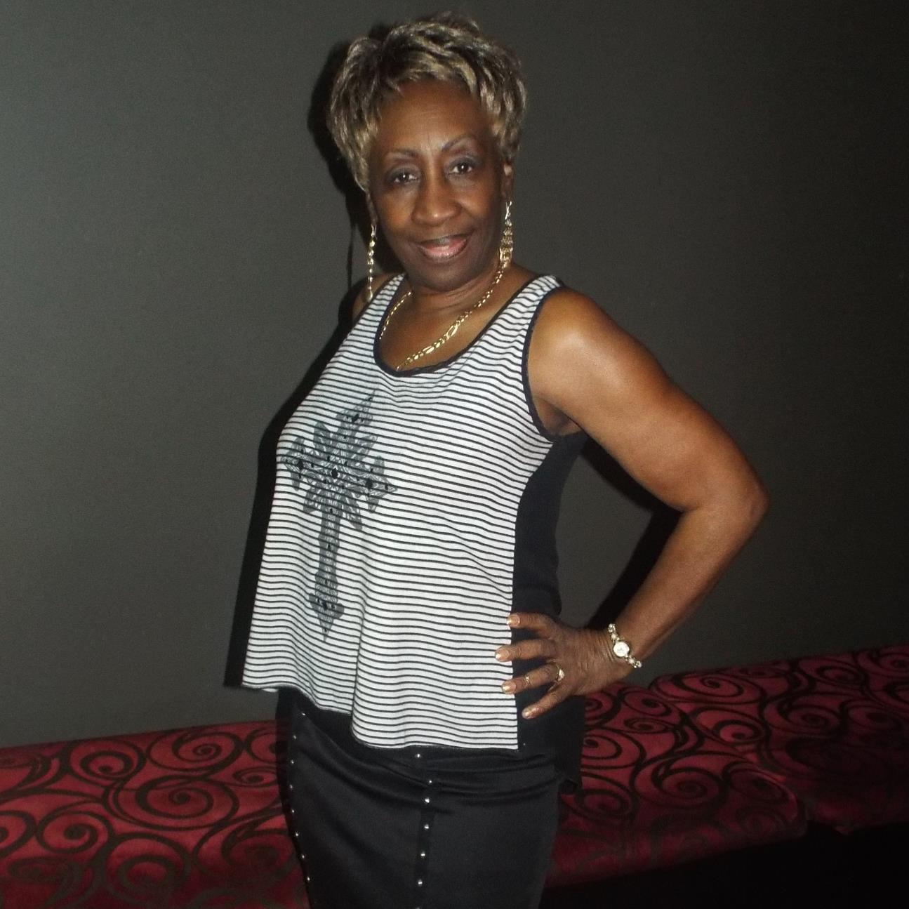 MOTHER OF 3 GROWN CHILDREN. LOVE GOD! ENJOY DANCING, AND TEACHING DANCE. LISTENING TO MUSIC,  ROLLERSKATING, WALKS IN THE PARK, PHOTOGRAPHY, TIME WITH FAMILY