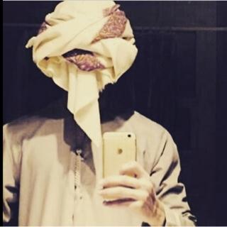 حينما أراد الله وصف نبيه . . ! لم يصف نسبه أو ماله أو شكله لكنهُ قال ﴿وَإنَّك لعَلى خُلقٍ عَظيم﴾ اللهمَ حسّن أخلاقنآ
