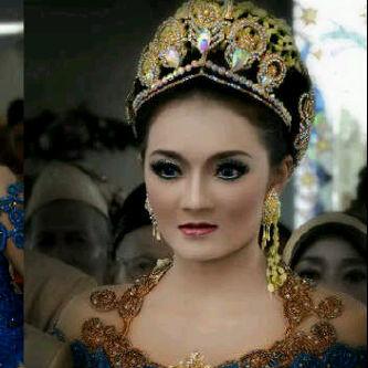 slalu tersenyum meski manahan tangis