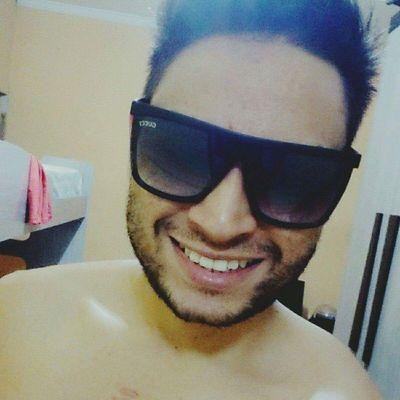 naum sei quem sou mas sei o pretendo ser. passo 24 hrs sem tv mas naum sem meu fone de ouvido. e tenho uma famlia de dar invejah .my life..
