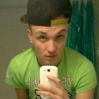 Moi c'est Jordan, 17 ans, Si t'aime mes tweet follow Moi #TeamPsgfeatTeamreal. Snap : Jordan.swaag feat Instagram : cr7_mks