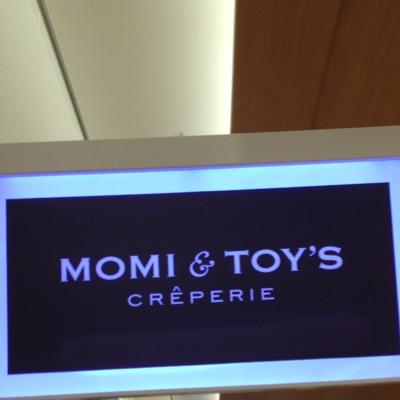 とろけるクレープ の MOMI & TOY'S東京駅一番街店です。当店限定クレープメニュー、ドリンク＆カフェメニューを豊富に取り揃えております！ クレープは1枚ずつ、ご注文をいただいてからお作りします！ ふわっふわのとろけるような食感をお楽しみくださいませ！