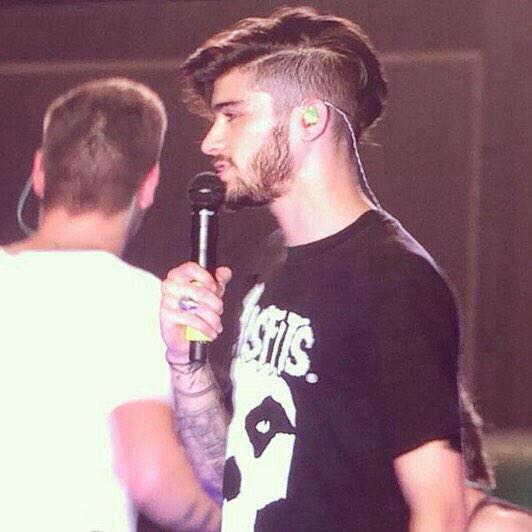 ✖ roses are red, violets are blue, i'm bad at poems, zayn where r u ✖ JackJ/12