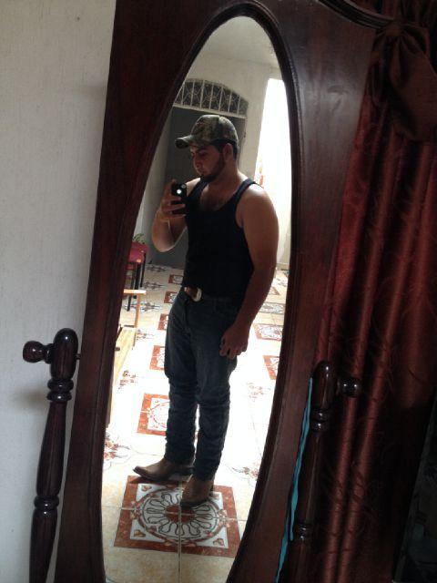 Soy un chavo buena onda q ama el futbool sonrieme y te sonrio hasme algo y me las pagas soy como son cn migo si kieres concerme mjor agregam al bbm pin:268EC6A7