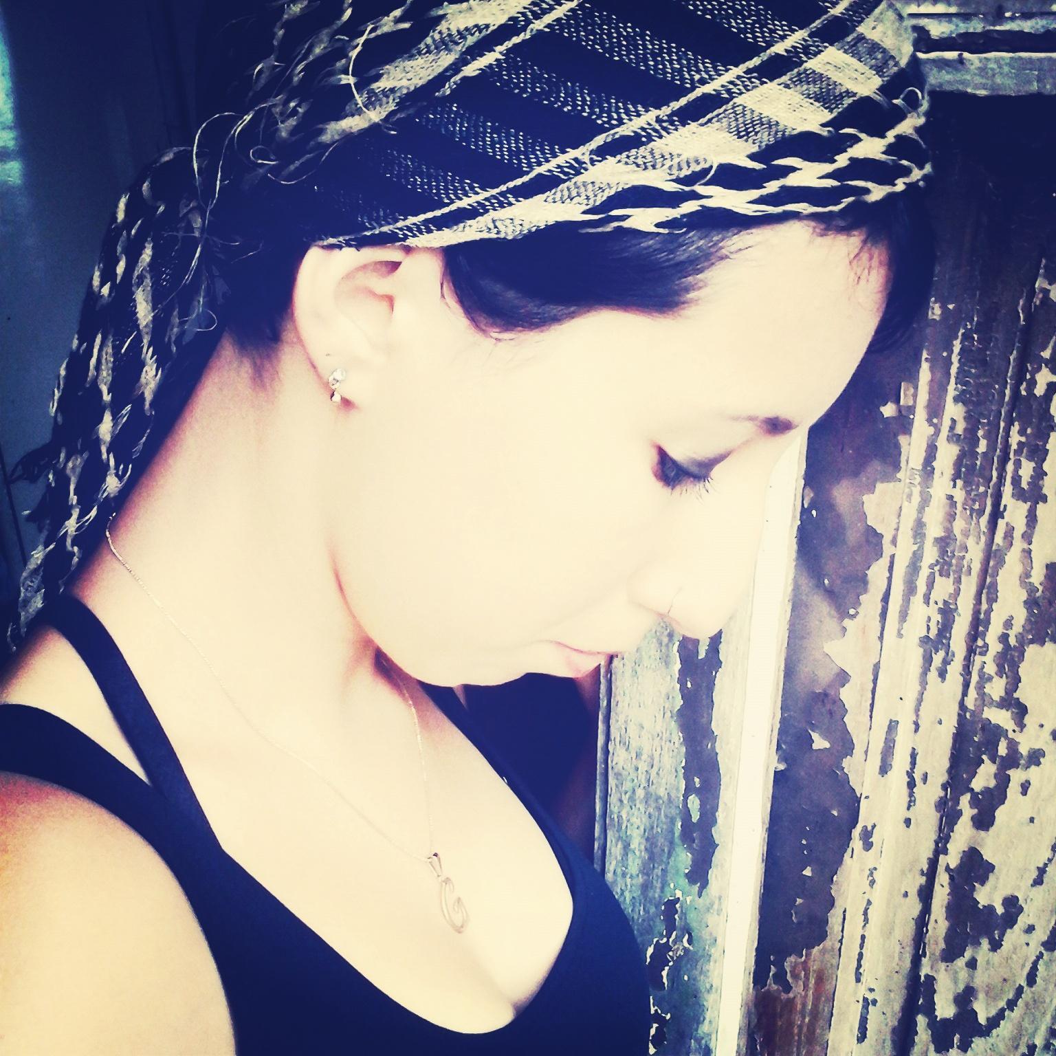 Pés no chão, coração no céu.  Estou de pé,a dor não foi maior que minha fé. (Cantora,compositora e Bailarina)