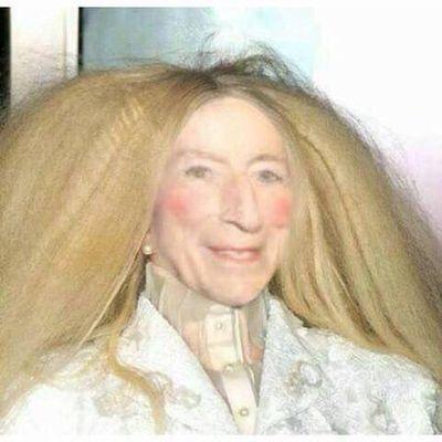 Honestamente, você não é a segunda volta de Jesus Cristo, você é só um entretenimento, uma artista comum como todos @ladygaga  http://t.co/5BwAPaj9Lr