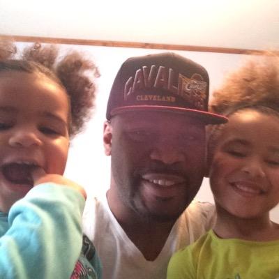 Out here grinding working trying to keep hoop dream alive. #familyman. pet peeve: dont like fake people or fake freinds. dont have time for games. ☝️.
