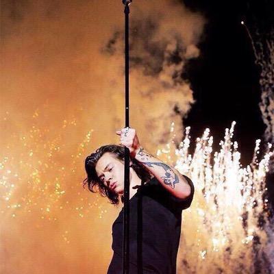 follow @paranoidhes and rt the link pleaseeee