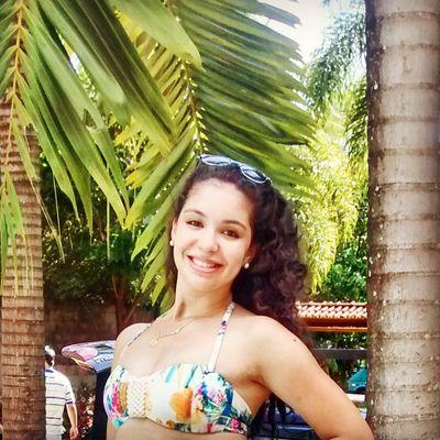 ‎Vou sorrir mesmo triste. Vou me levantar mesmo após cair. Sempre fui assim, feliz, persistente e acima de tudo forte. ♥