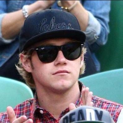 @horanxmofos! please follow her and ask for a follow back!