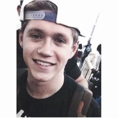 I love the ancient greek word φάρμακον, because it means poison and cure at the same time. Niall is my φάρμακον. I need you @oned 5/5 always