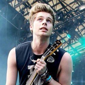 Luke,Ashton,Michael,Calum,Niall ,Zayn , Harry , Louis , Liam