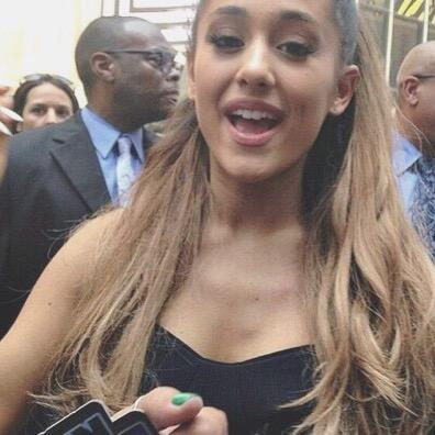 This is a free follow, please follow @lilkittyiana and ask for a followback c: