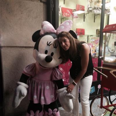 Me gusta la cosmética y el maquillaje, he abierto mi propio blog, para contar mi opinión de los productos y maquillajes que yo tengo y uso