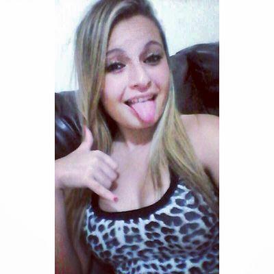 não gosta de sugestão, dona da razão e a idade é 17 !