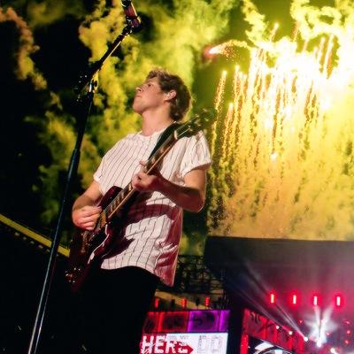 i NEED a harry&naill/5 follow this year. it has to happen. PLEASE GOD but i would love all the boys too but narry please