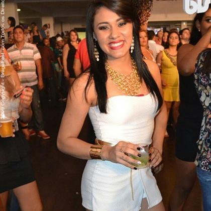 Aqui é oito ou oito mil. Se for pra ser, que seja demais. Se não for, que seja um nada. Gosto que me transbordem, e não apenas acrescentem