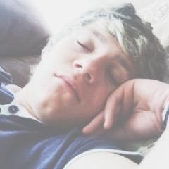 please follow @vaniallachai bc she gave you this free follow :) ily and I follow back