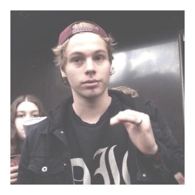 if you want a manip follow my real acc @Punkxxlukexx & send me a selfie :-)