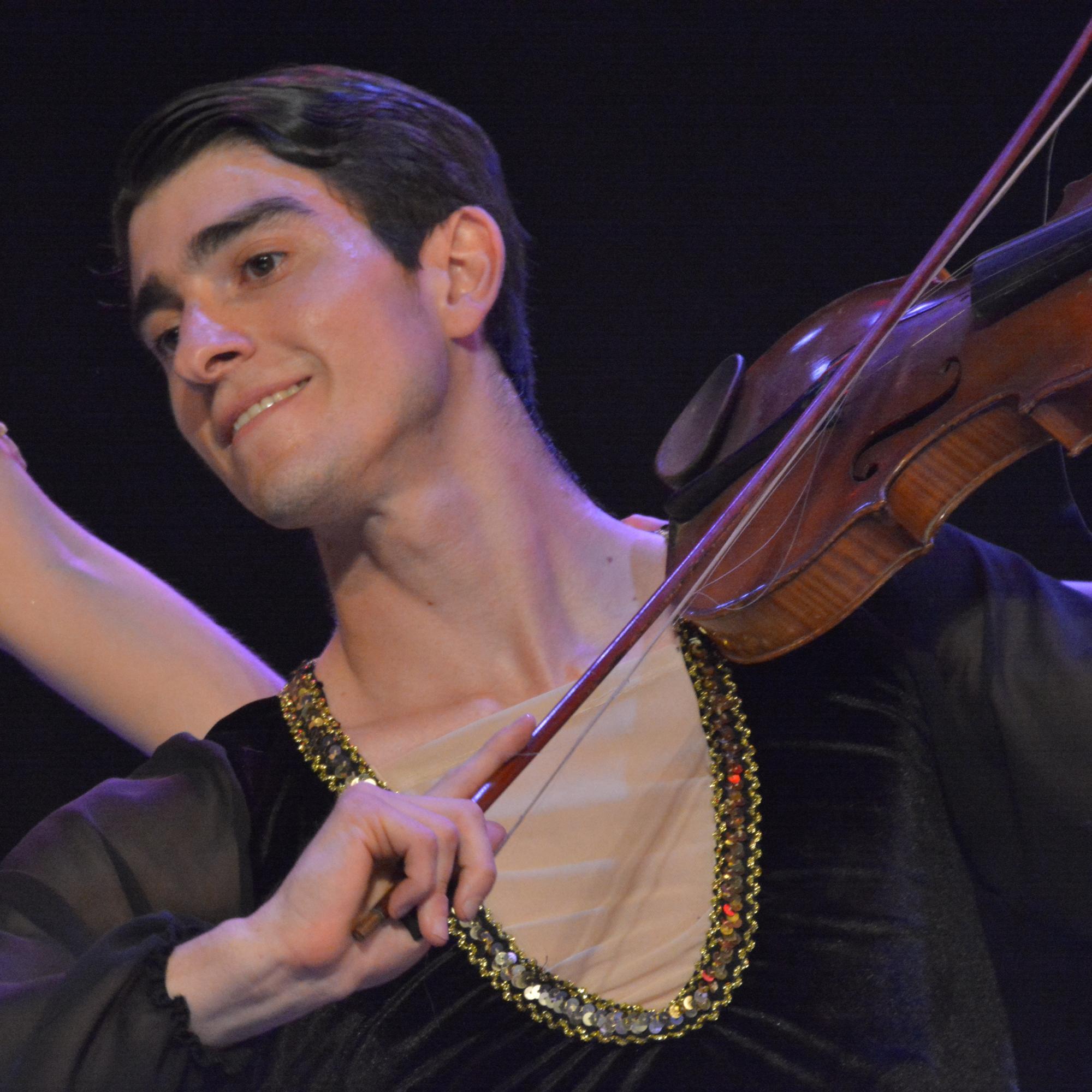 Prof Sup de Danza ClásicaProf. de Educación FísicaTécnico de DanzaLic. en Educación Física y arte Esp. en Docencia Universitaria Maestrando en Doc Universitaria