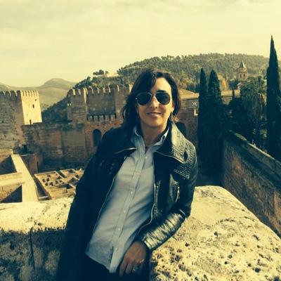 De Lleida, Psicòloga, visc a Barcelona i em dedico als Recursos Humans. Gestiono la meva empresa Adeas Hr. M’agrada la vida, soc positiva i lluitadora.