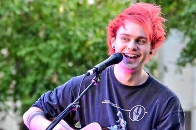 sorry I know these accounts are annoying but hey ho, pls follow @chloeebestel :)