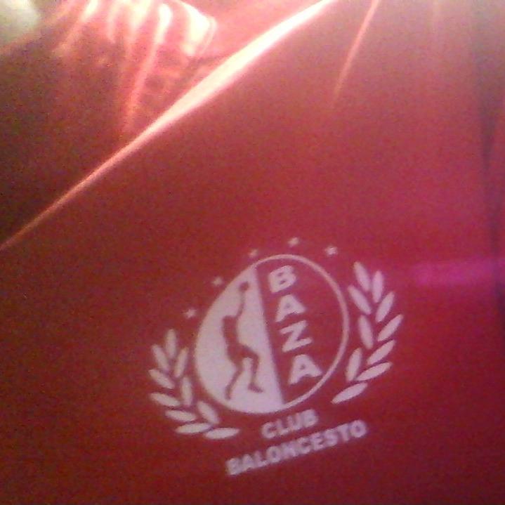 Jugador de Baloncesto con el 6 en la espalda, un tal 24 de mayo del 2001 :3