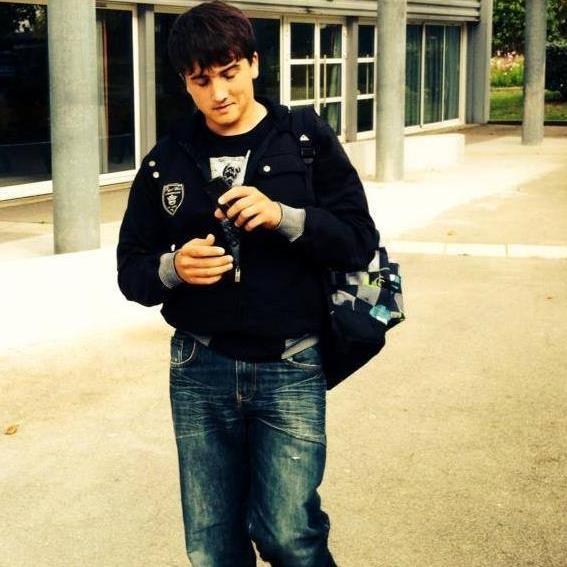 Tonton_desmo's profile picture. Je crois qu'il y a une distribution desmodromique dans mon crâne !