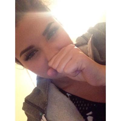 victoria, 19 ans, hyperactive et maniaque sur les bords. je sais faire à manger, surtout les desserts et j'aime le foot.