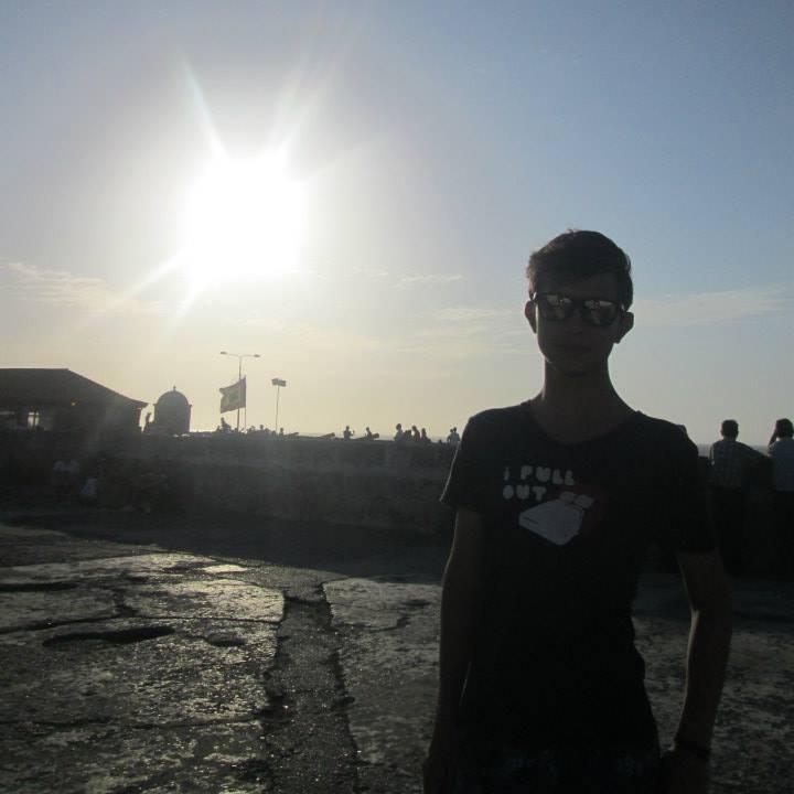 Músico, Profe, Estudiante e imbécil. Tan ingenioso como un sol con gafas oscuras
