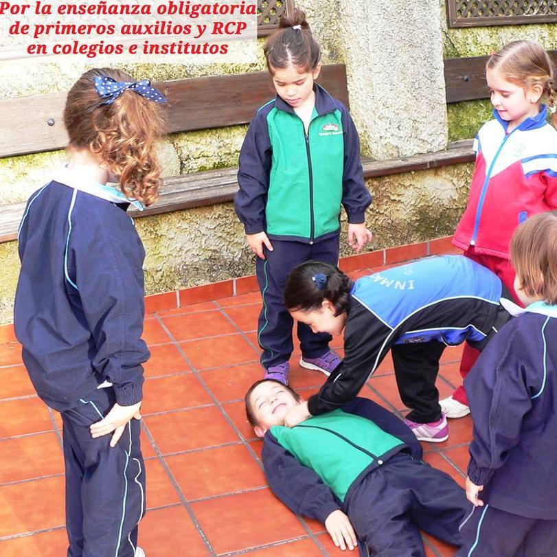 Explicando cómo funciona el 112 y los servicios de urgencias y emergencias.

Dando talleres de emergencias por los coles a niños a partir de 4-5 años.