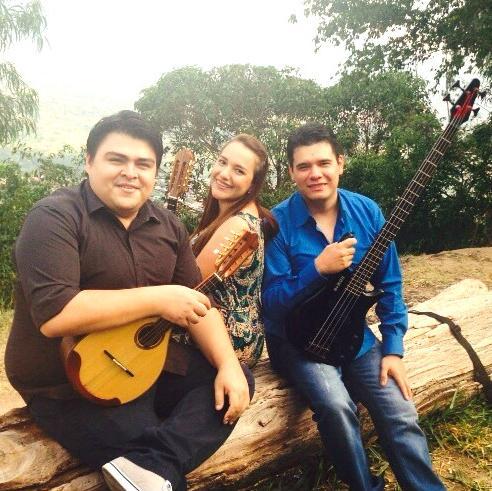 Música Venezolana, músicos Tachirenses, dos mandolinas y un bajo.