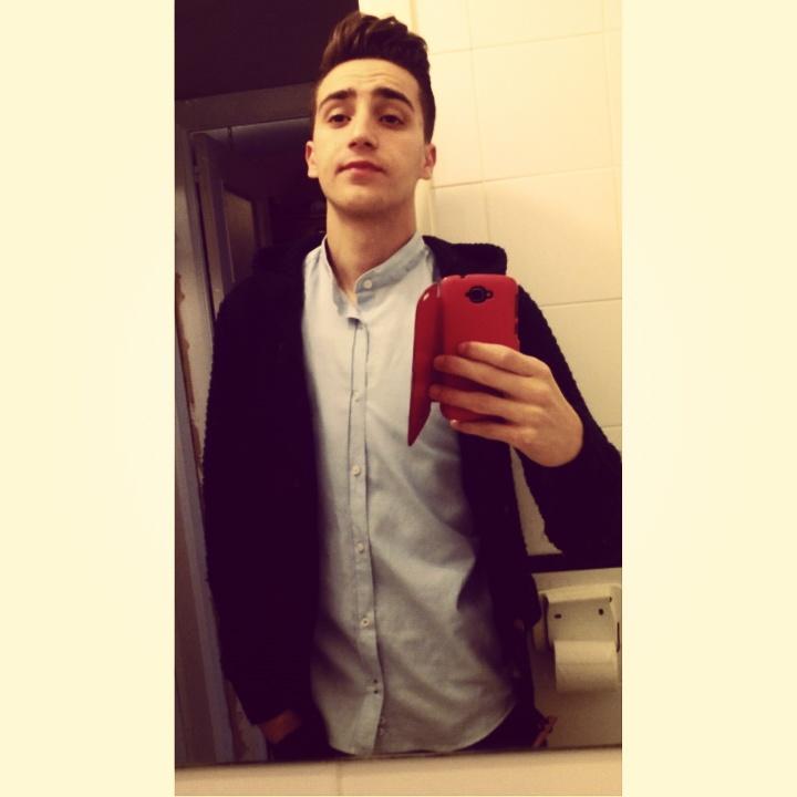 18. No mires atrás, haz lo que te haga feliz y no dejes que nadie pise tus sueños. Sé tu mismo, porque al final es lo único que importa.
